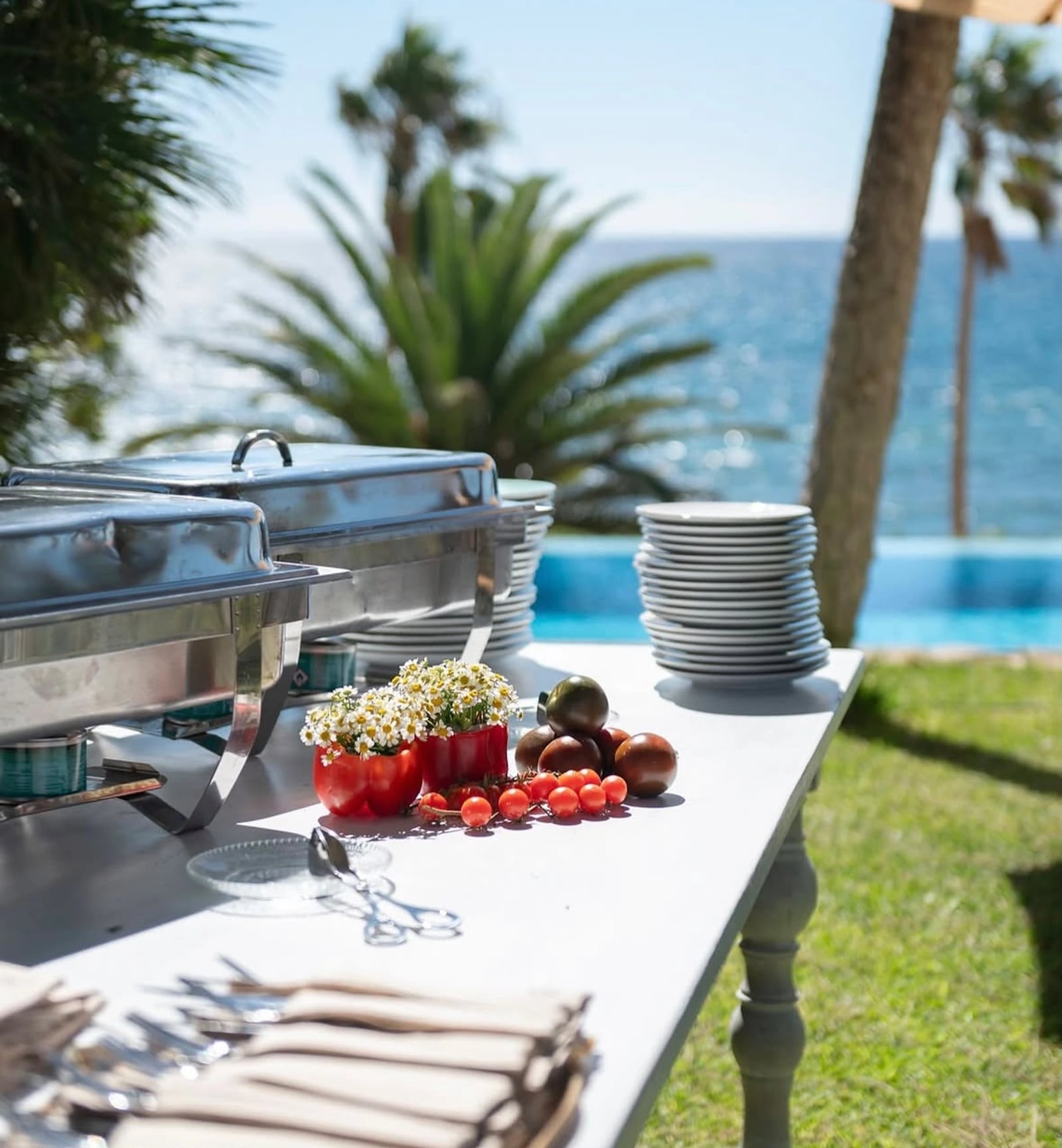 Buffet con vistas al mar y a la piscina