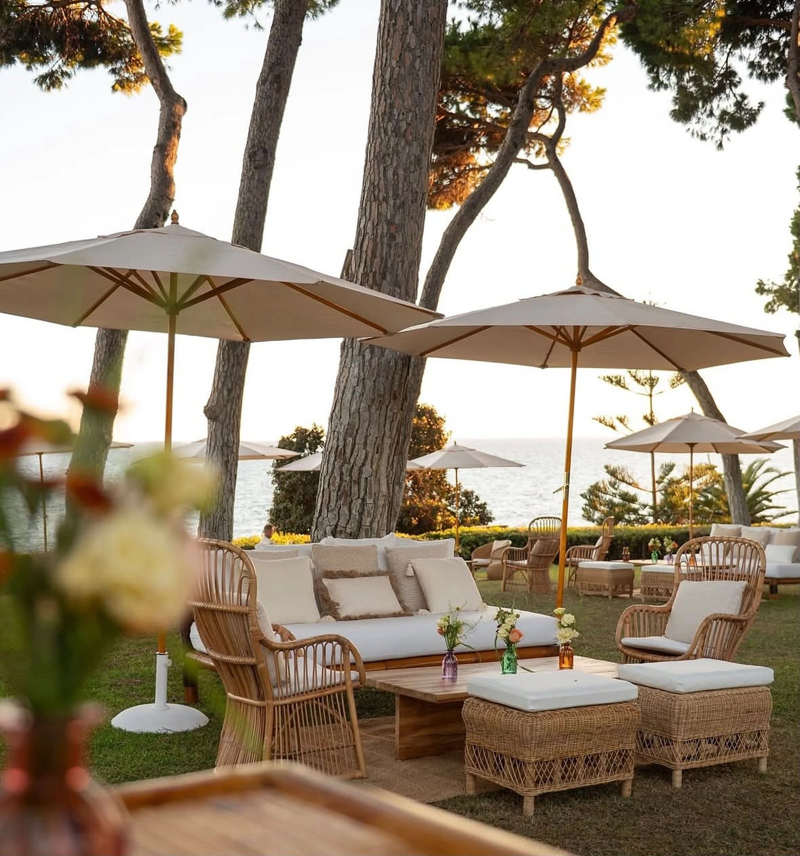 Zona chill-out con sombrillas frente al mar