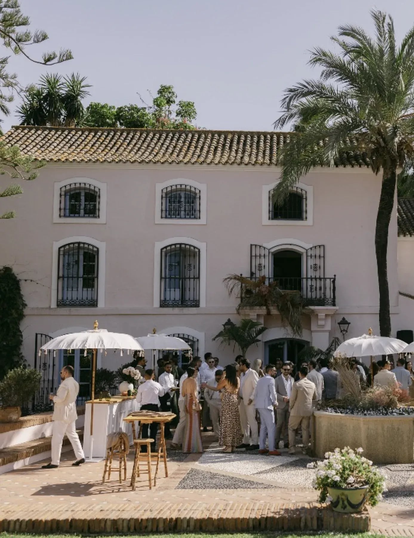 Fachada de la finca durante un cóctel al aire libre