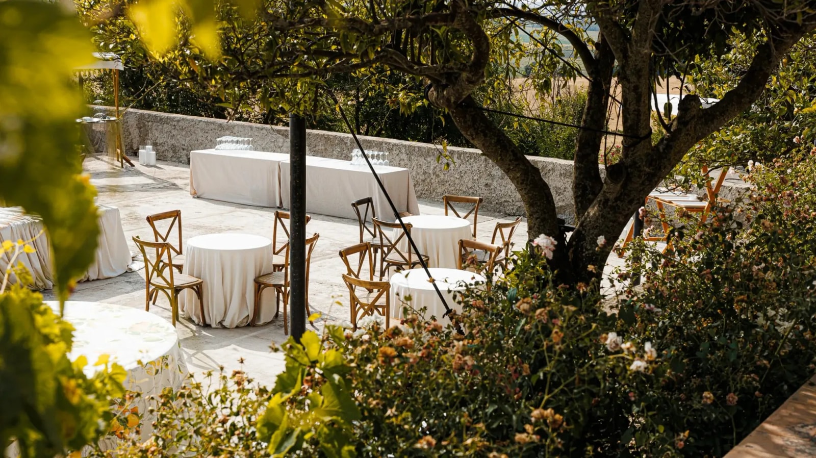 Mesas altas montadas en una terraza para un evento privado