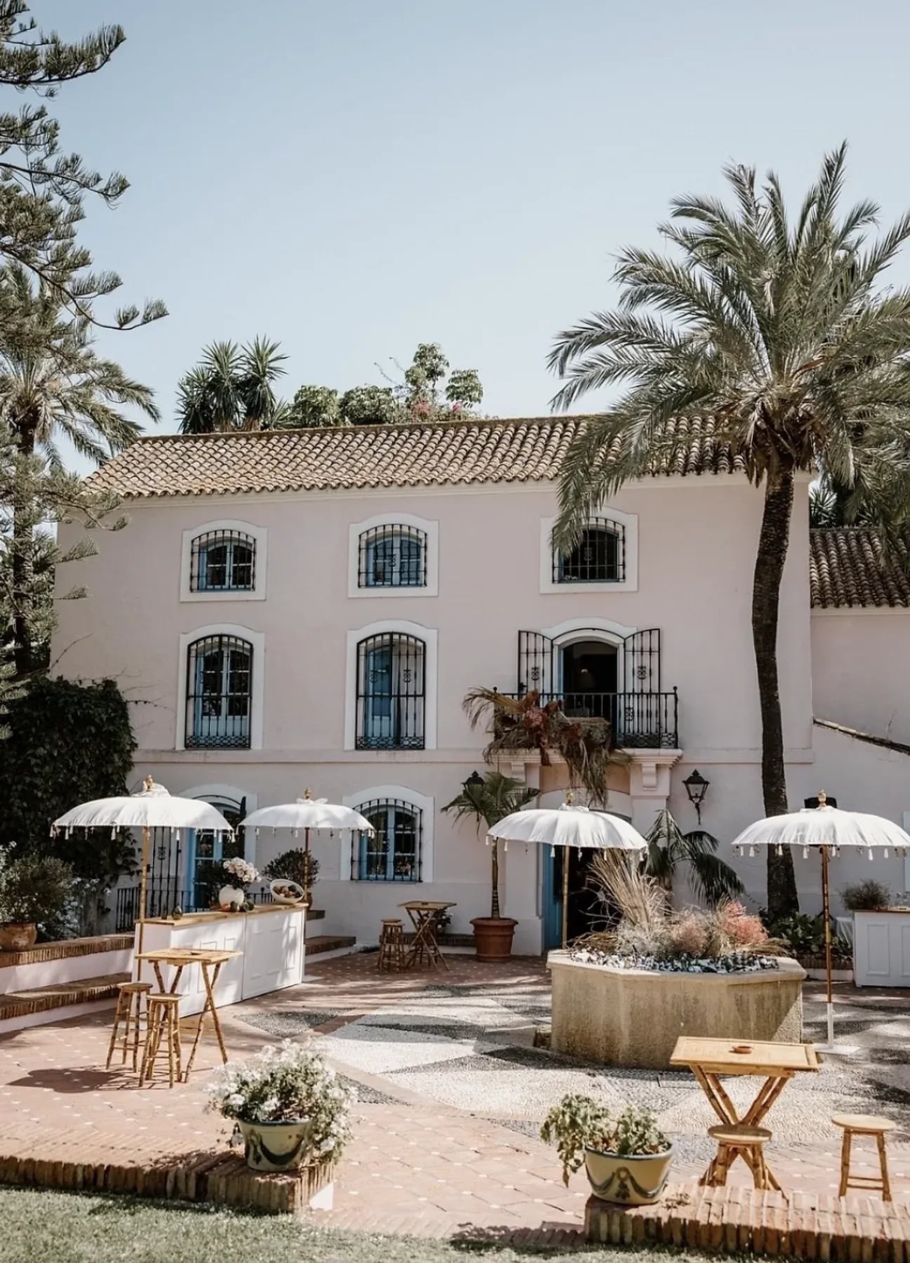 Patio de la finca durante el cóctel