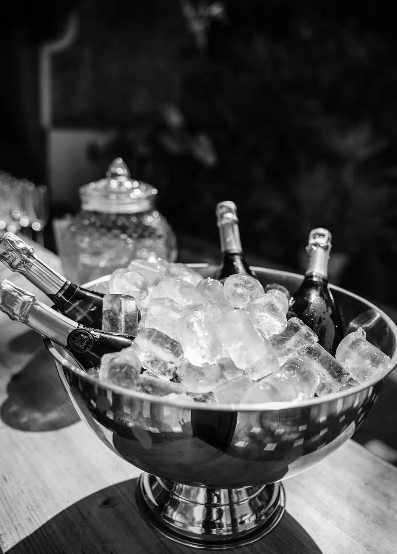 Champán enfriándose en cubitera