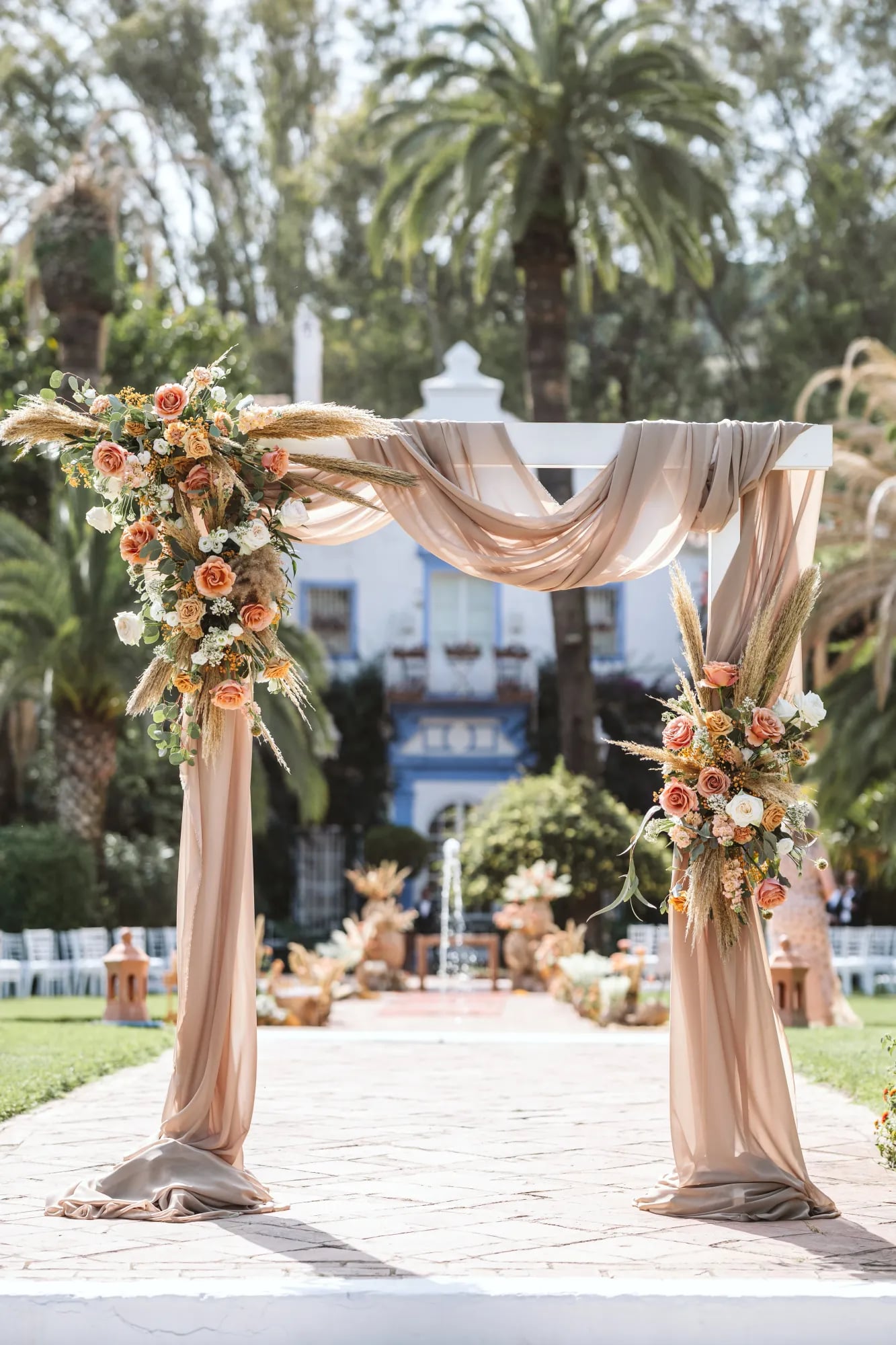 Arco de ceremonia con flores